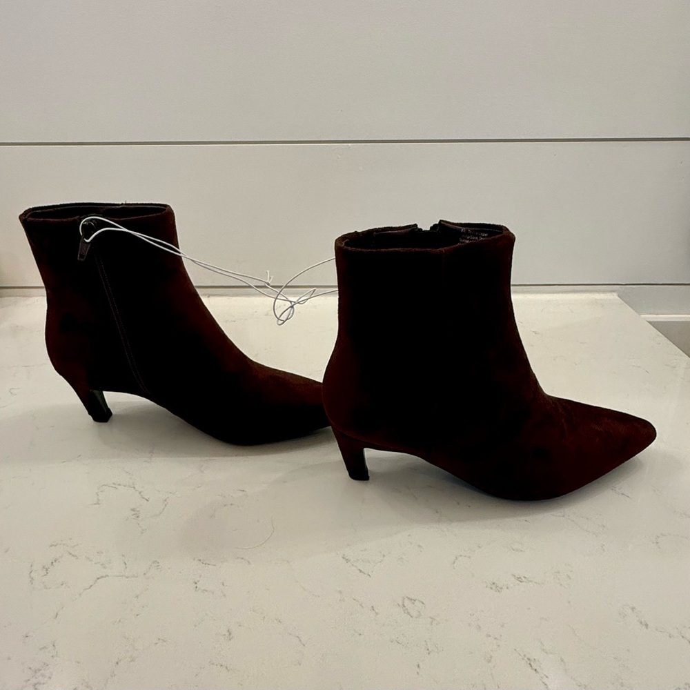 NWT UNIVERSAL THREAD Chocolate Brown Faux Suede Ankle Boots, size 6-1/2 - Picture 8 of 10
